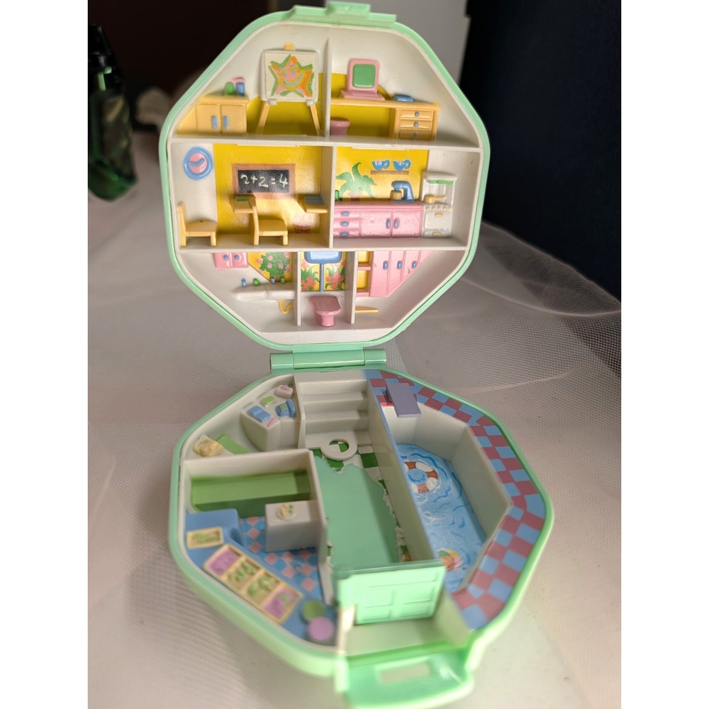 Bluebird 1990 Polly Pocket School Compact Playset
